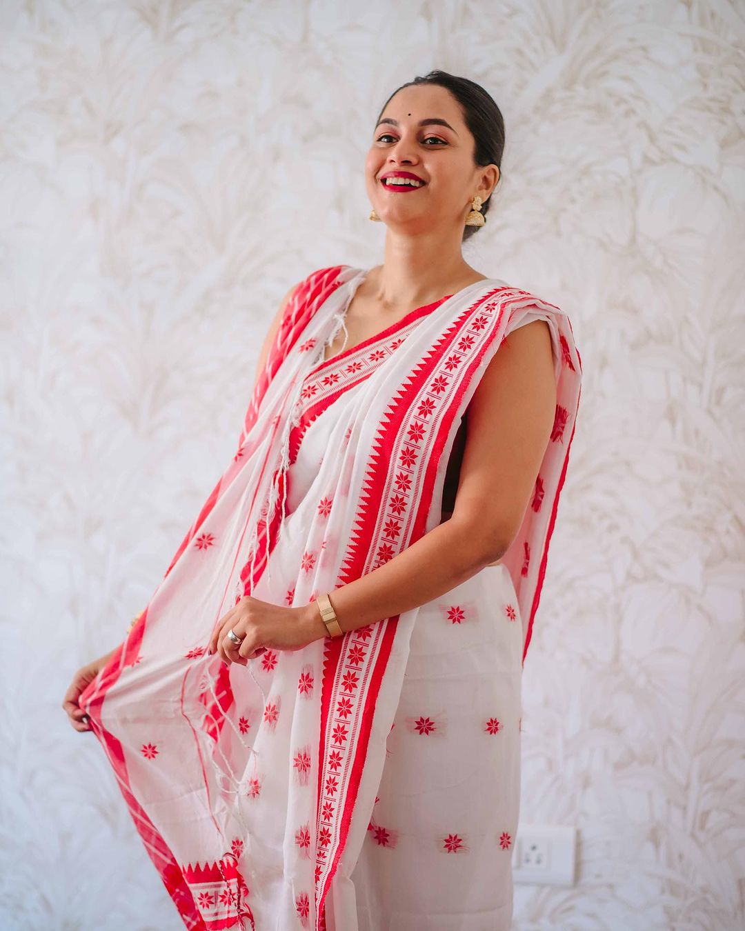 Women's White Saree with Red Embroidered Border