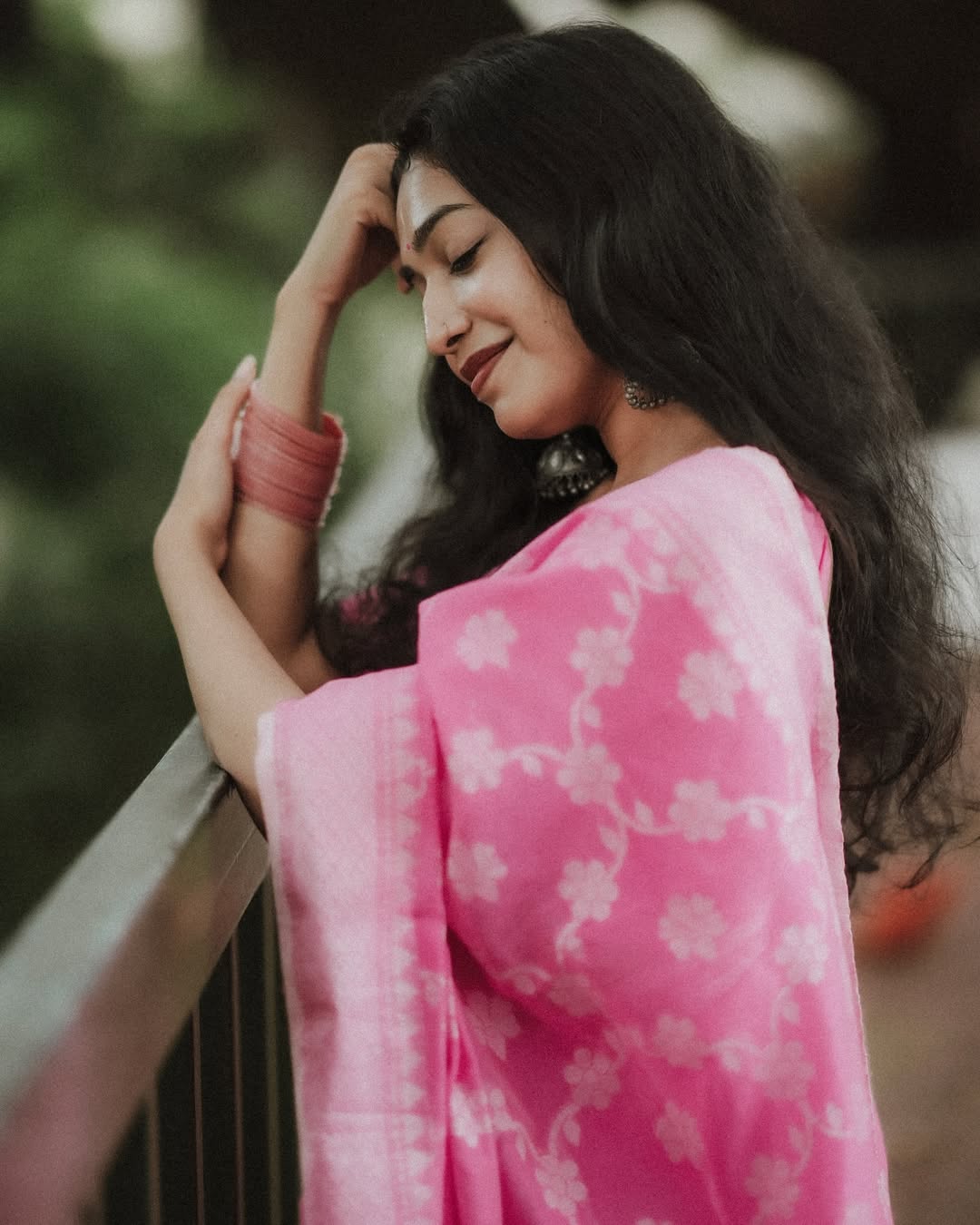 Women's Elegant Pink Floral Saree