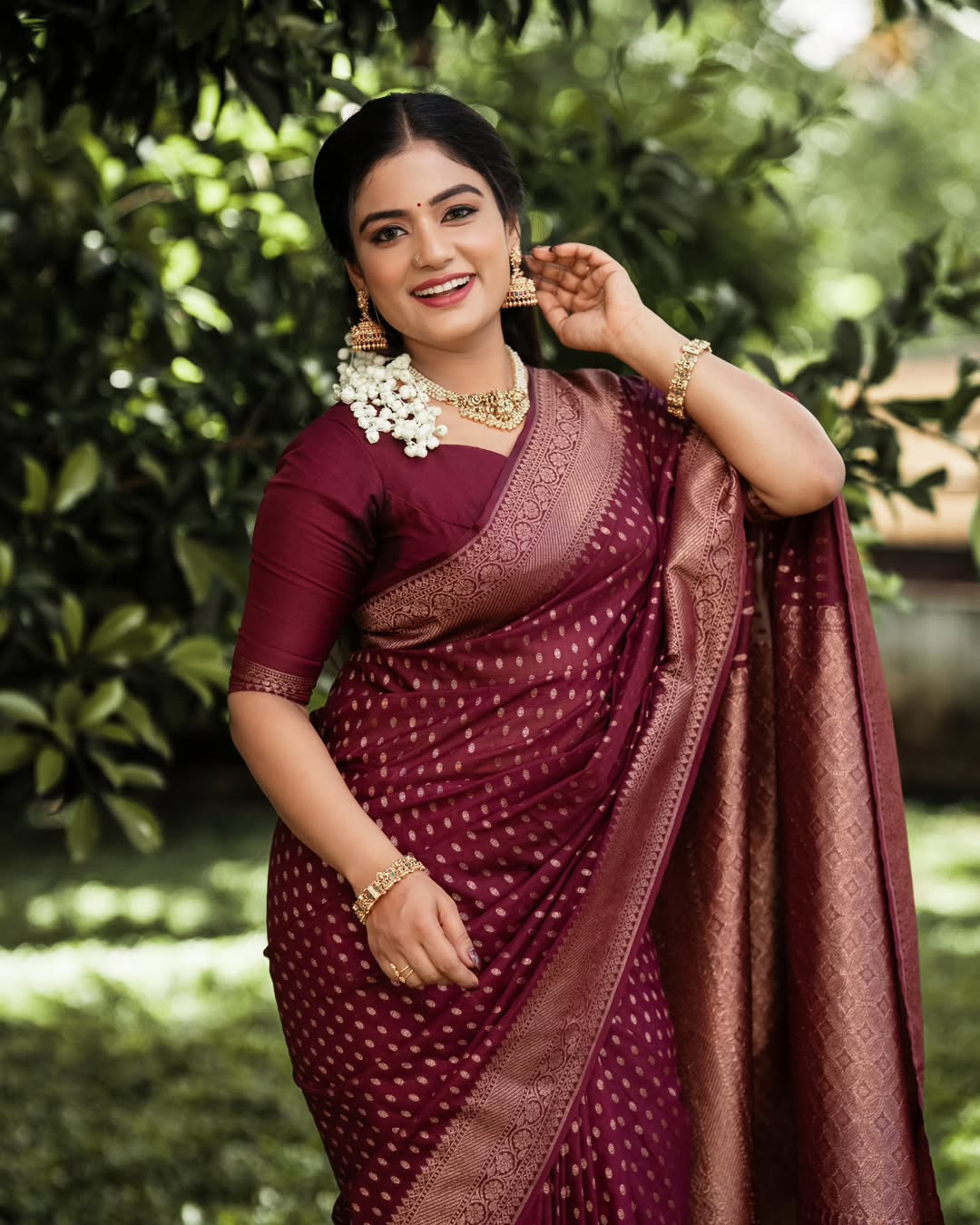 Women's Wine Maroon Silk Blend Saree with Gold Woven Buti Design & Rich Zari Pallu