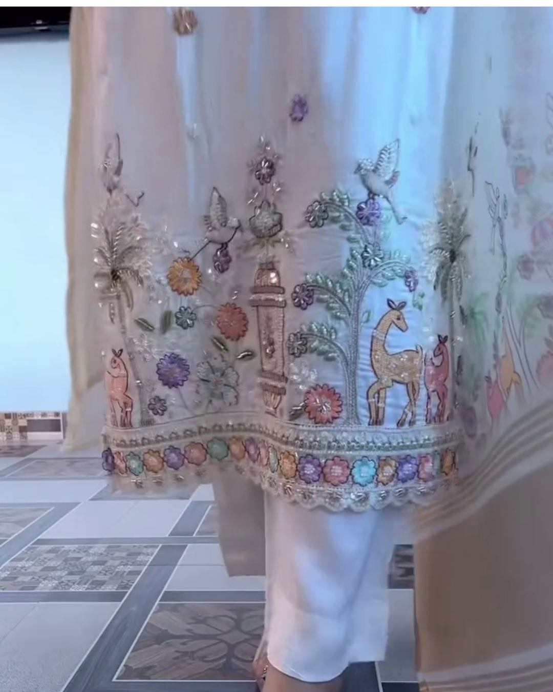 Elegant Off-White Embroidered Kurta Set with Dupatta – Premium Ethnic Wear for Women