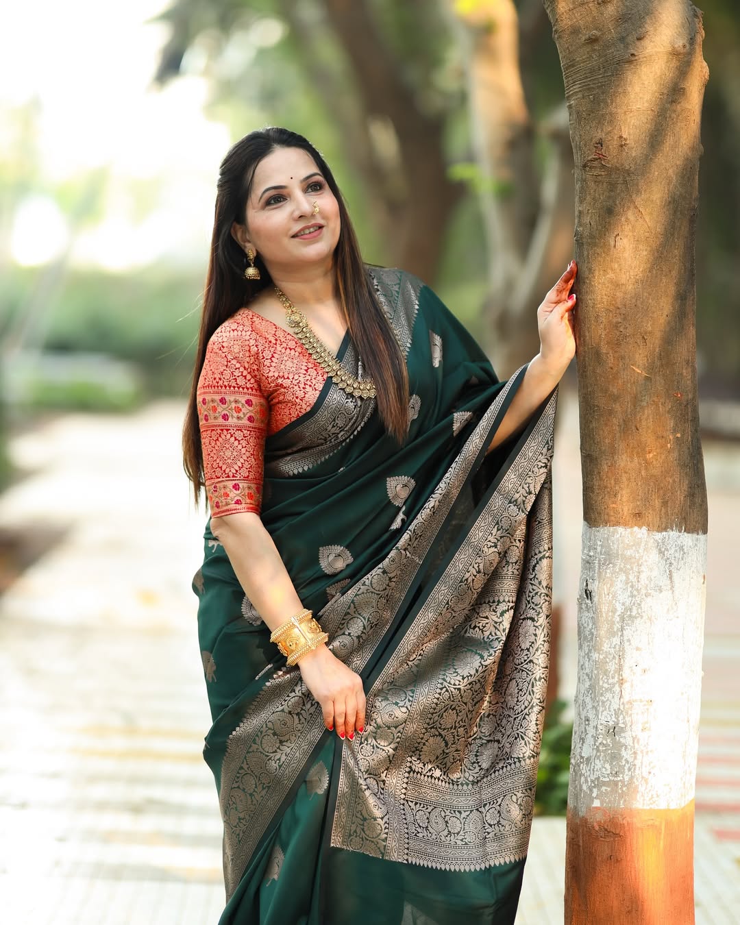Women's Bottle Green Silk Blend Saree with Silver Zari Motifs & Rich Designer Border