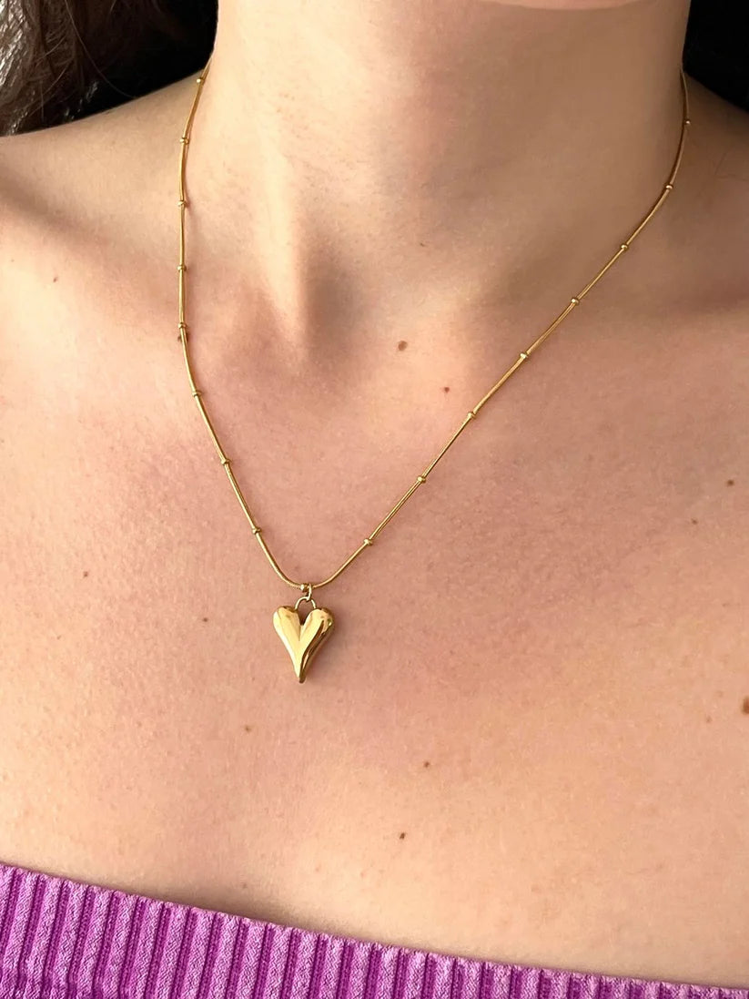 Pointed minimal heart necklace