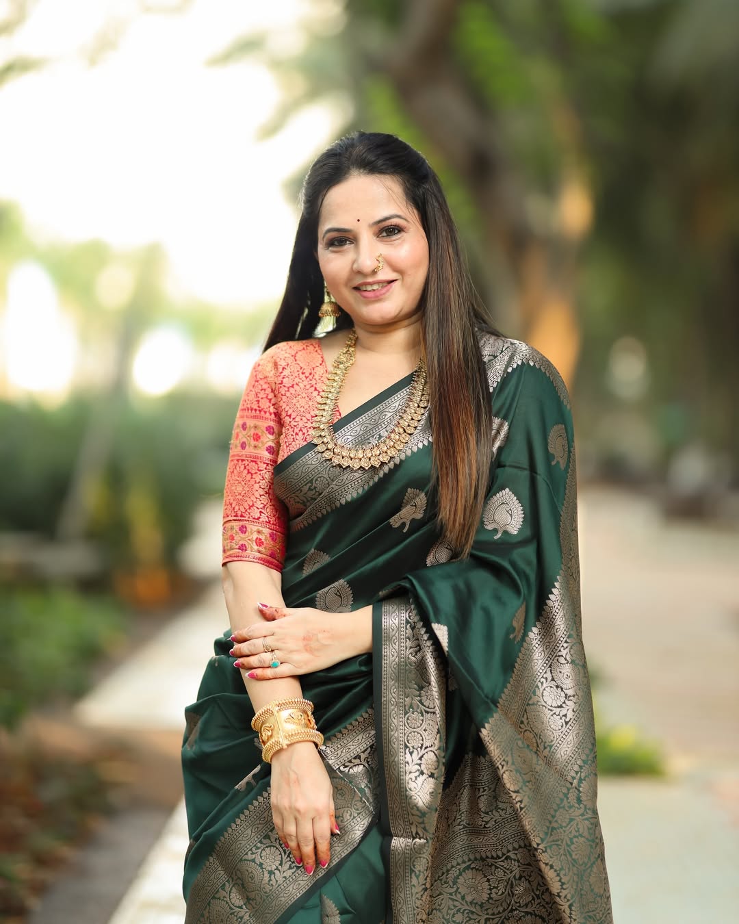 Women's Bottle Green Silk Blend Saree with Silver Zari Motifs & Rich Designer Border