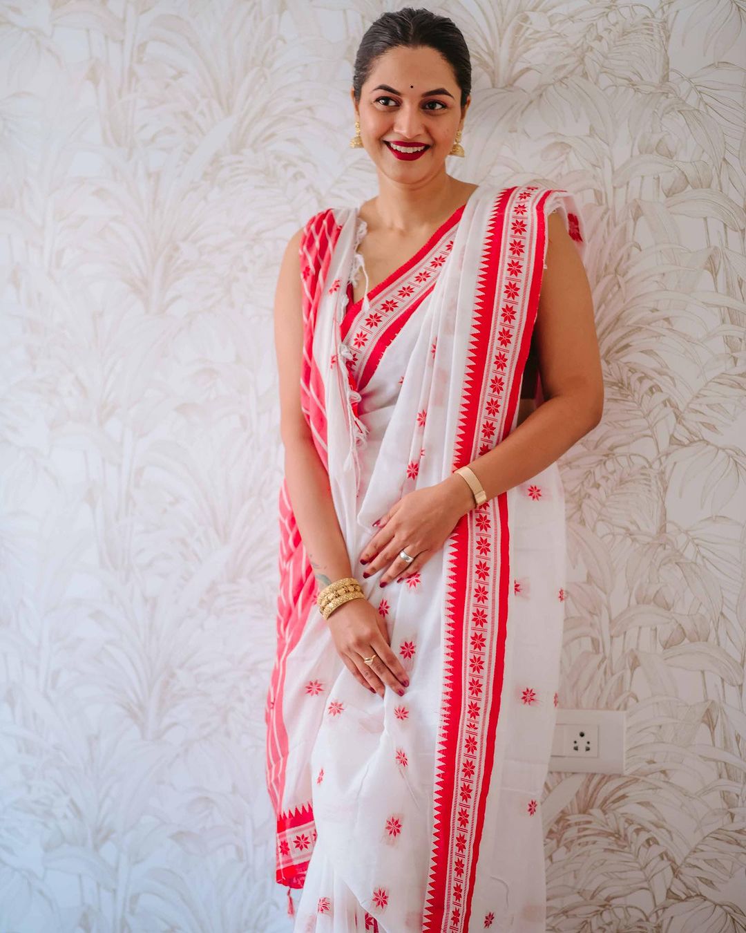 Women's White Saree with Red Embroidered Border