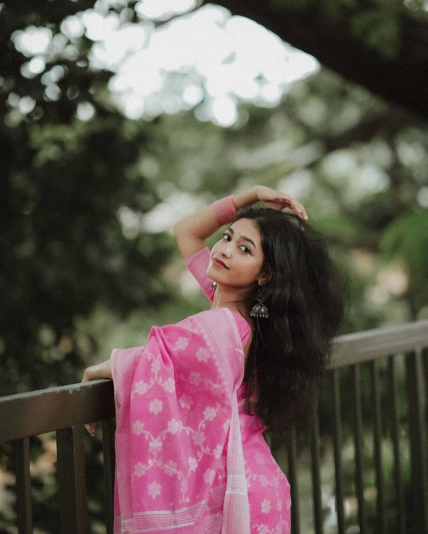 Women's Elegant Pink Floral Saree
