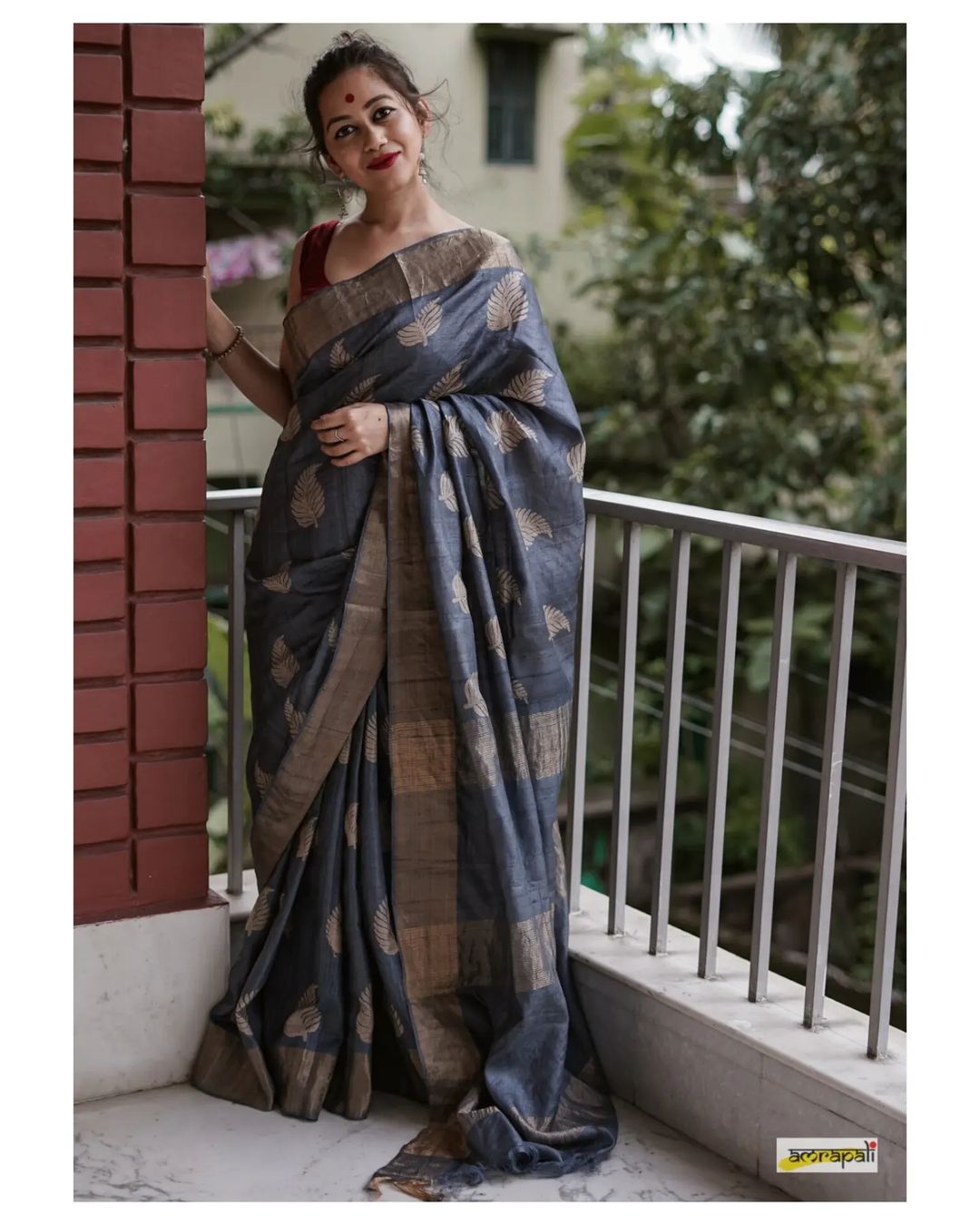 Women's Charcoal Gray Silk Saree with Golden Leaf Motifs
