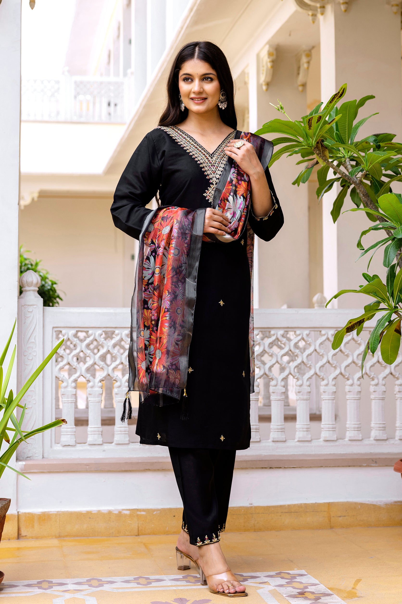 Women's Black Embroidered Kurta Pant & Floral Organza Dupatta Set