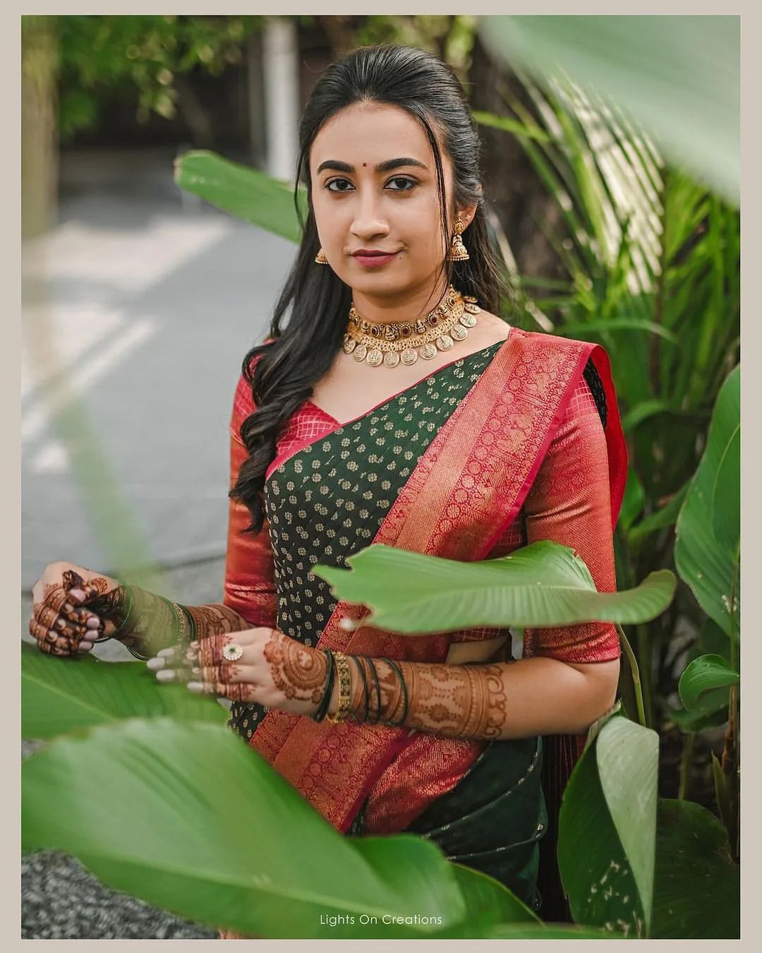 Conflate Dark Green Soft Silk Saree With Majesty Blouse Piece