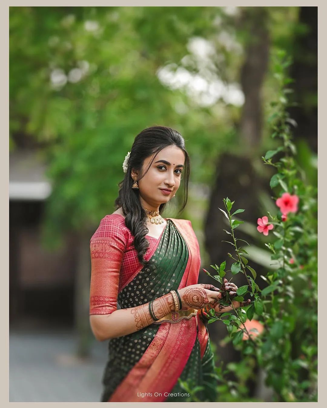 Conflate Dark Green Soft Silk Saree With Majesty Blouse Piece