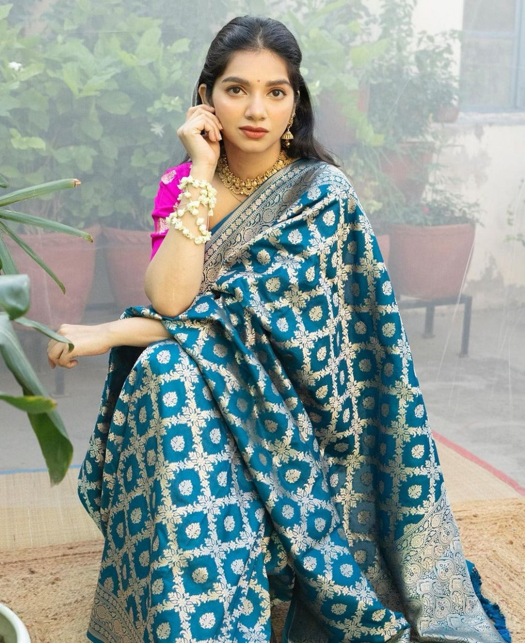 Women Floral Woven Banarasi Silk Saree