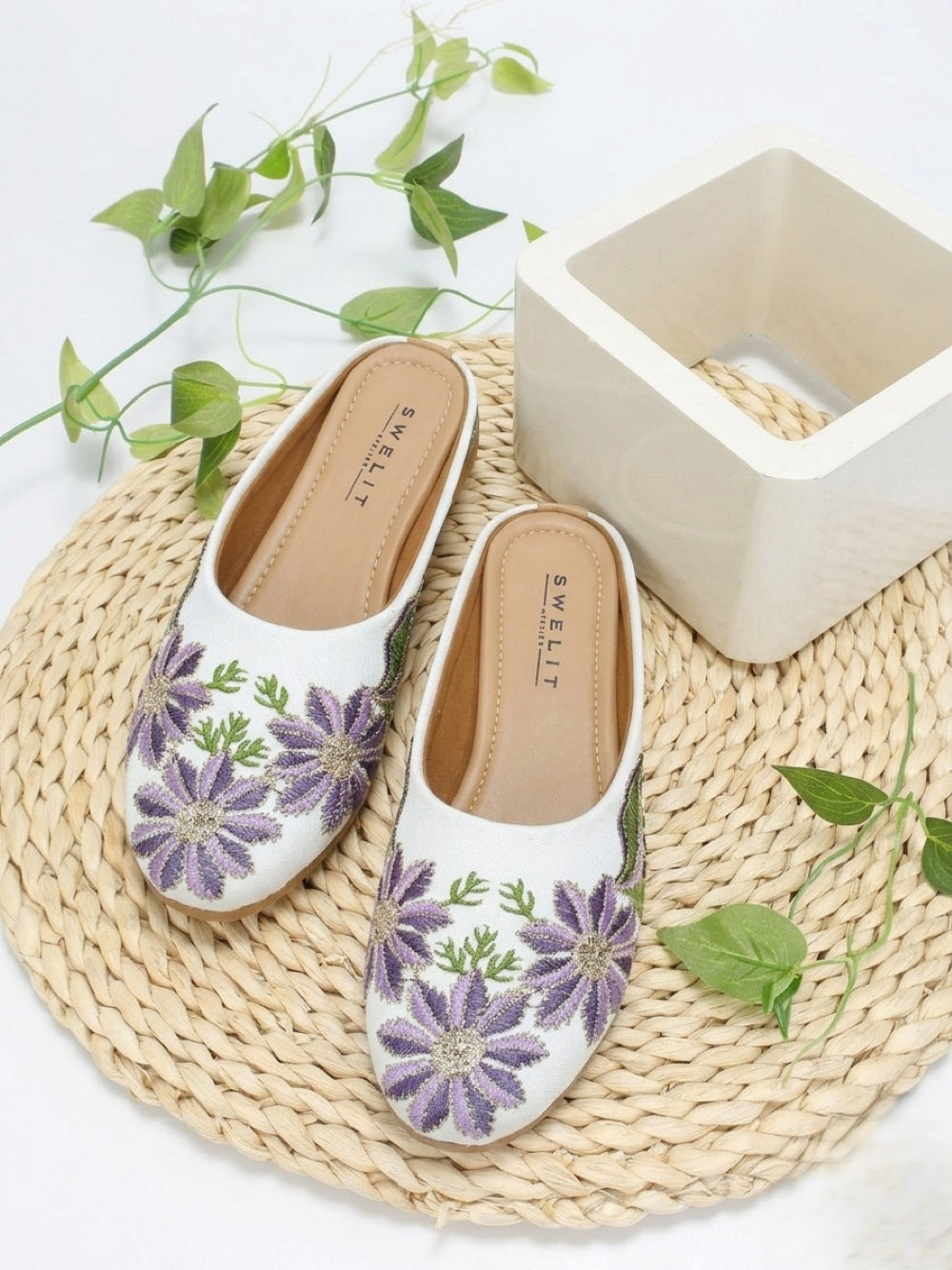 Women's White Daisy Floral Embroidered Ethnic Mule Jutti – Slip-On Flat Footwear