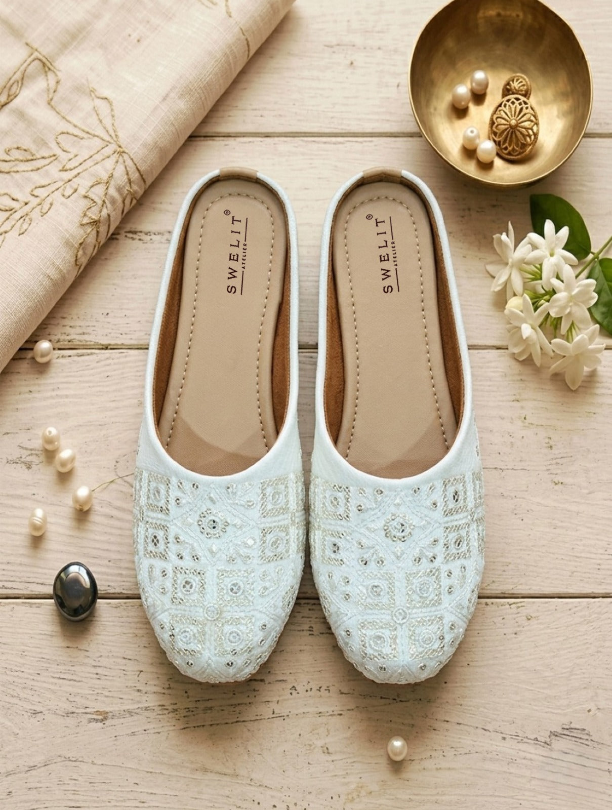 Women's White Mirror Work Embroidered Mule Jutti
