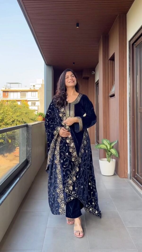 Royal Navy Blue Velvet Kurta Set with Heavy Zari Embroidered Dupatta