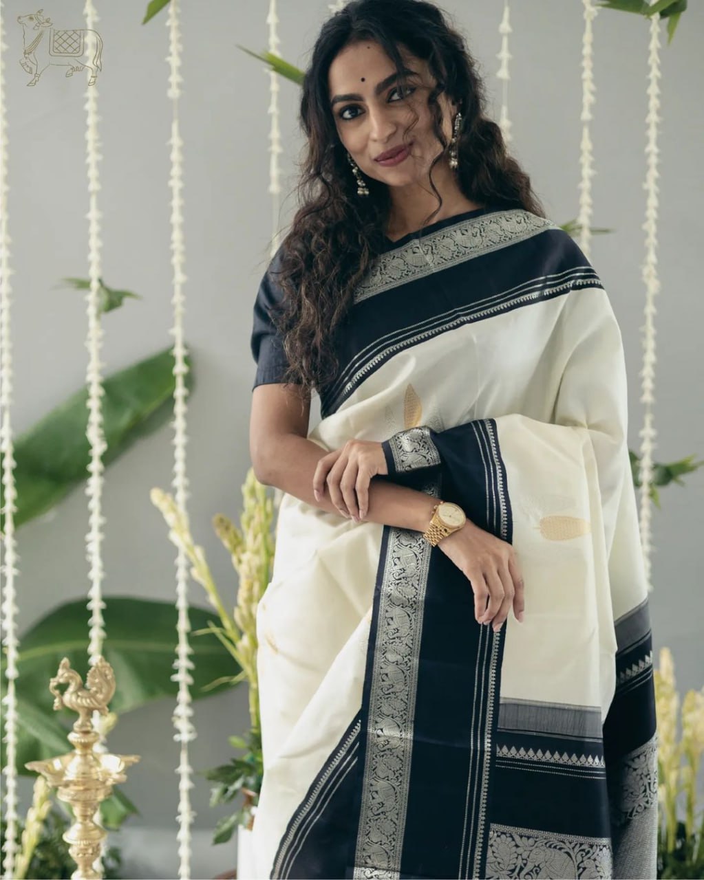 Women Kanjeevaram Saree with Contrast Pallu