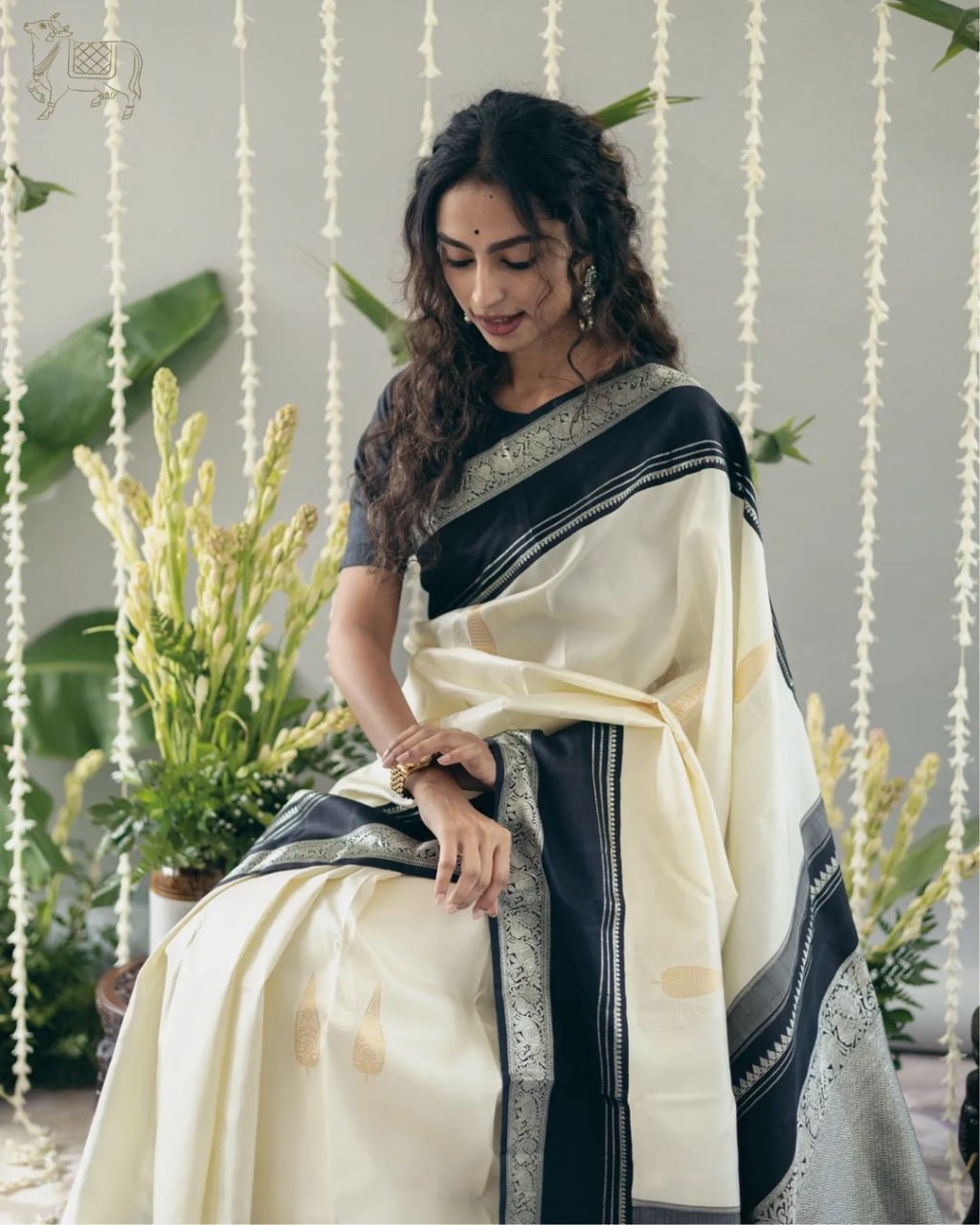 Women Kanjeevaram Saree with Contrast Pallu