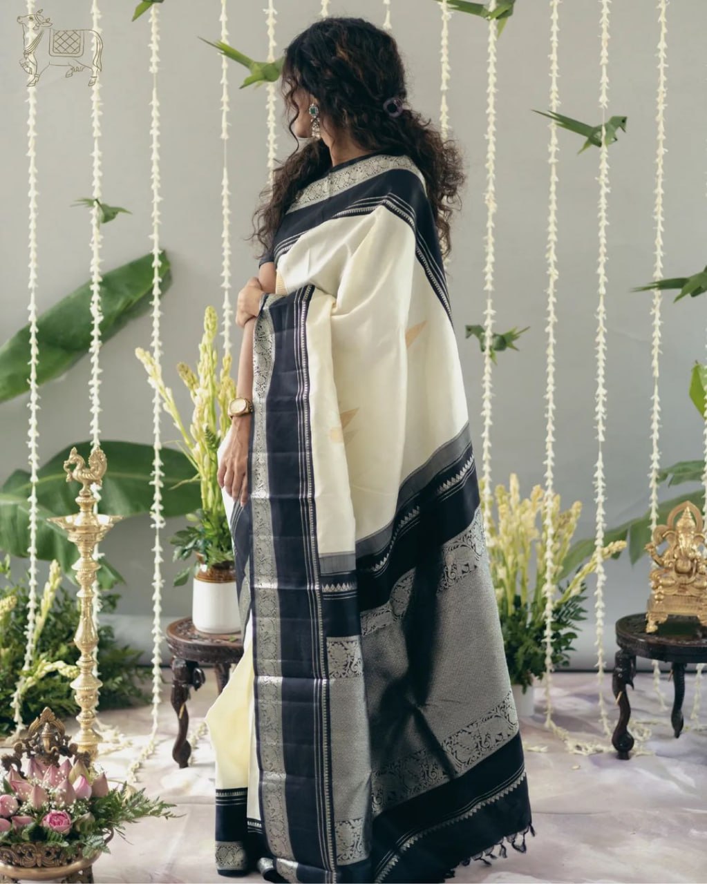 Women Kanjeevaram Saree with Contrast Pallu